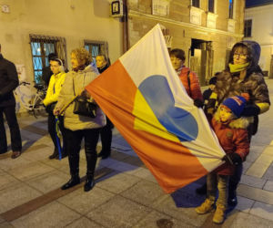 Tarnów pokazał solidarność z Ukrainą. Zapłonęły żółte-niebieskie znicze [ZDJĘCIA]