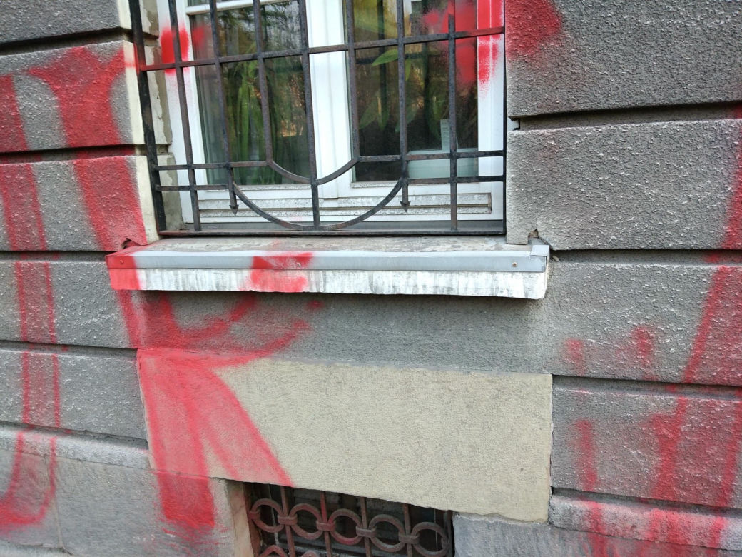Tarnów. Siedziba urzędu miasta ZDEWASTOWANA. Ktoś namalował napis: "politycy to k****"