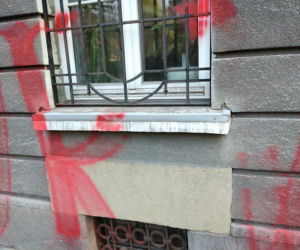 Tarnów. Siedziba urzędu miasta ZDEWASTOWANA. Ktoś namalował napis: politycy to k****
