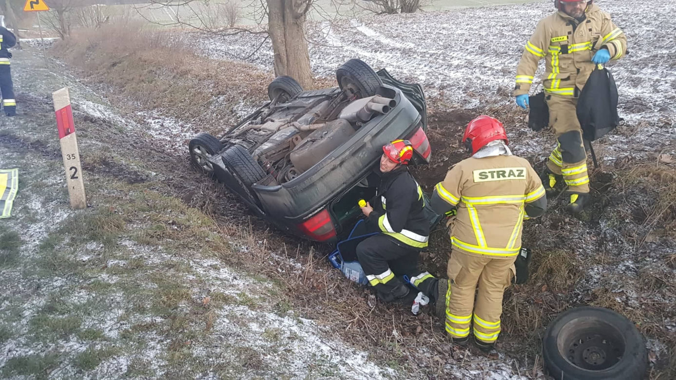 Zima zaskoczyła drogowców i kierowców. Jeden skończył w rowie