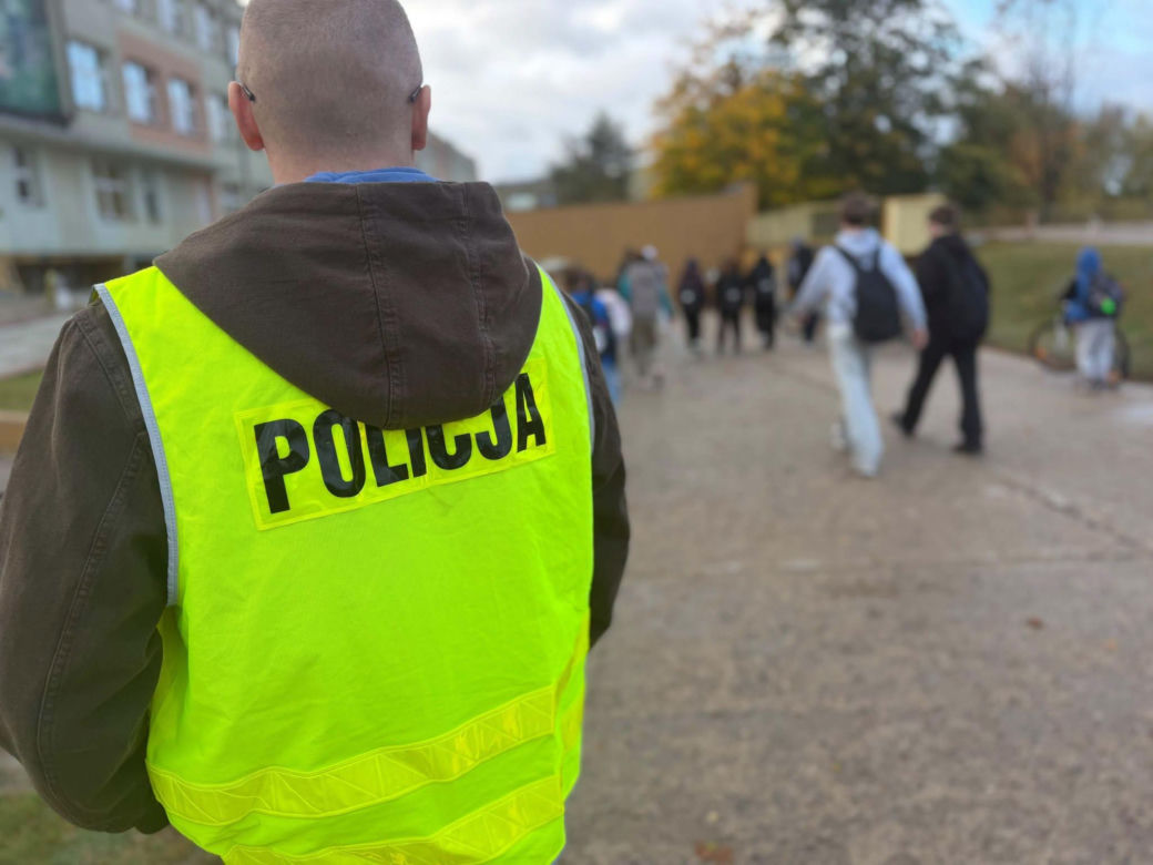 Radiowozy przed szkołami w Podlaskiem. Policja uspokaja rodziców i uczniów