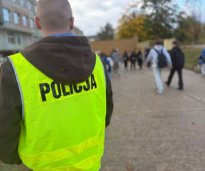 Radiowozy przed szkołami w Podlaskiem. Policja uspokaja rodziców i uczniów