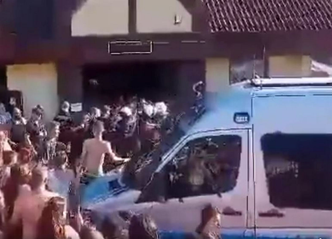 Tłum chciał dokonać samosądu na pedofilach? Szokujące sceny na basenie 