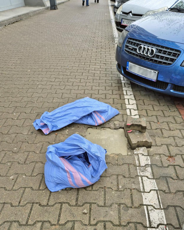 Niebieskie worki walają się na ulicach Warszawy