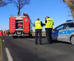 Tragedia pod Nakłem. Kierowca roztrzaskał się na drzewie