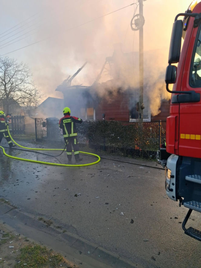Pożar tuż przed świętami. Żywioł strawił cały dom w Wielkiej Wsi. Pilna zbiórka dla poszkodowanej rodziny!