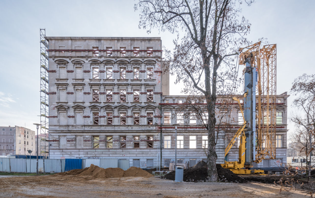 Kamienica na Wyspie Słodowej w przebudowie