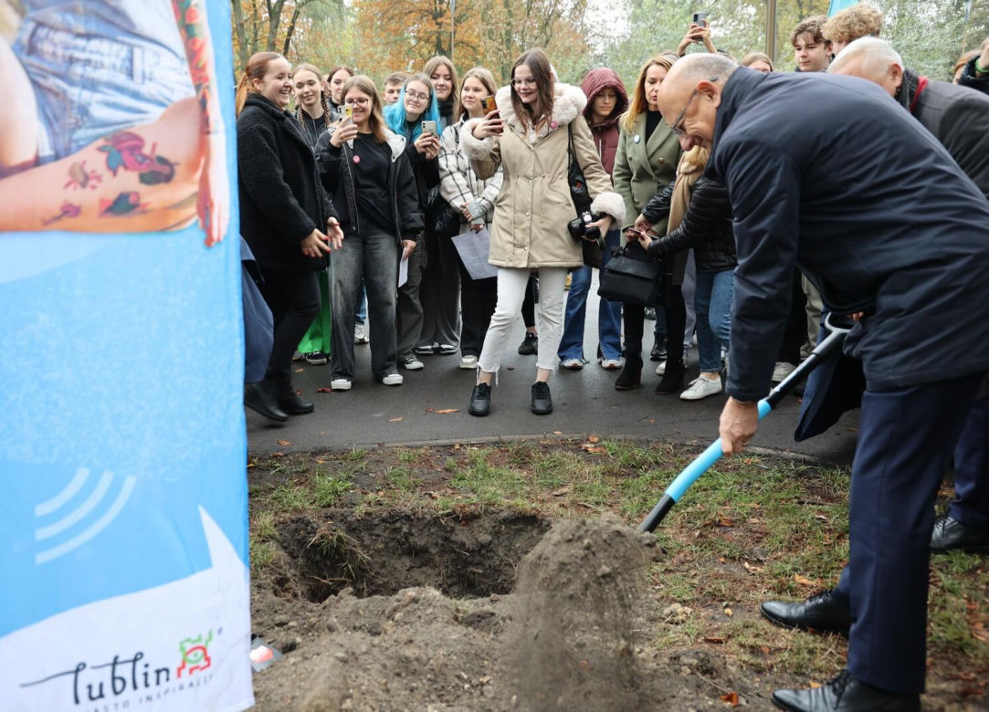 Uroczyste odsłonięcie tablicy al. Europejskiej Stolicy Młodzieży Lublin 2023 i zakopanie kapsuły czasu w Parku Ludowym