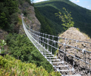 Niesamowity most linowy TYLKO DLA ODWAŻNYCH