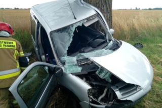 Tragiczny wypadek pod Sławnem. Citroen roztrzaskał się na drzewie [ZDJĘCIA]