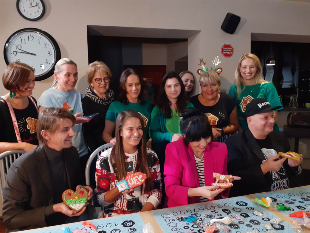 Magiczne pierniki. Gwiazdy przygotowują ciastka w słusznym celu
