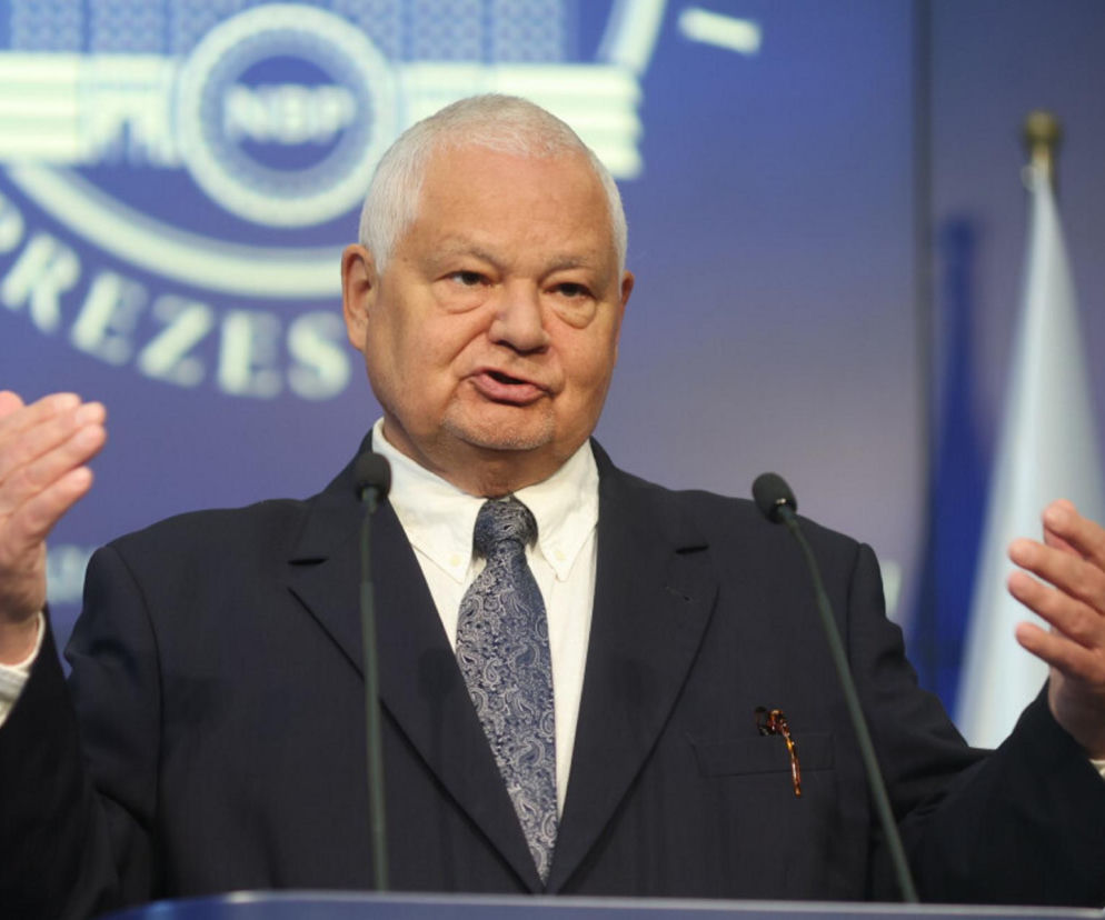 Prezes NBP Adam Glapiński przemawia przy mównicy. O zmianach w zarządzie banku centralnego przeczytasz na Eska.