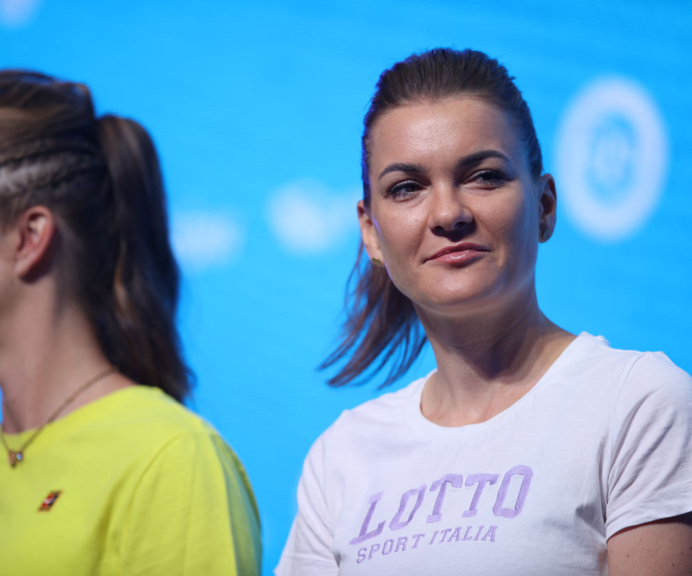 Agnieszka Radwańska w białej koszulce na niebieskim tle. O sukcesie tenisistki przeczytasz na SE Supersport.