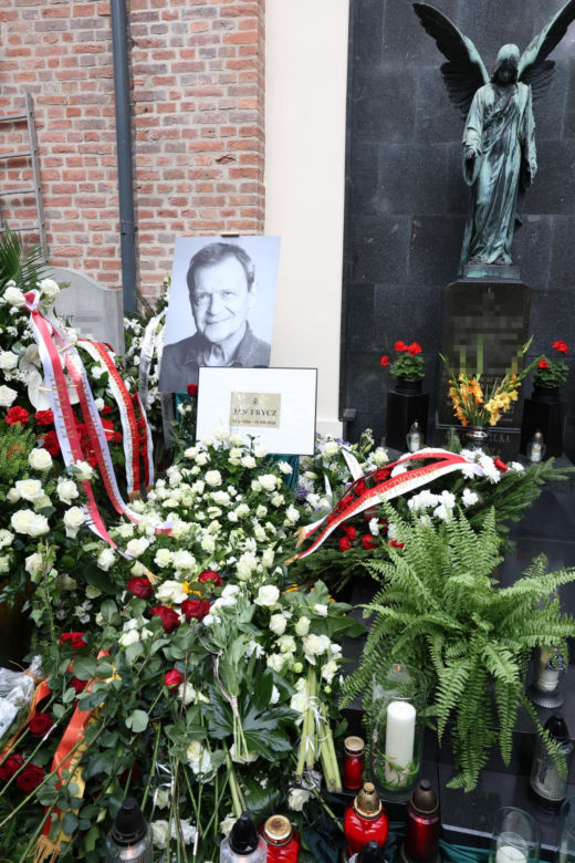 Tak pożegnały Jana Frycza córka i wnuczka. Trudno się nie rozpłakać