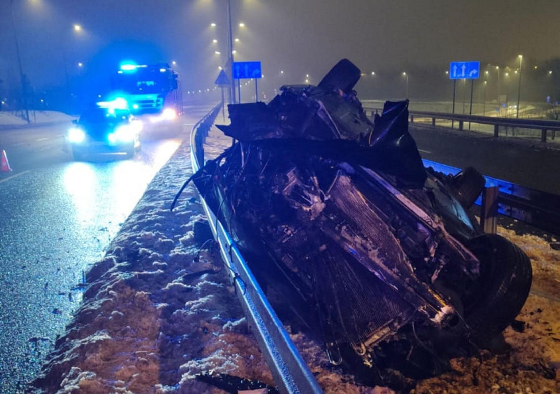  Samochód z impetem wpadł między bariery i dachował. Samochód wygląda jak zgnieciona puszka