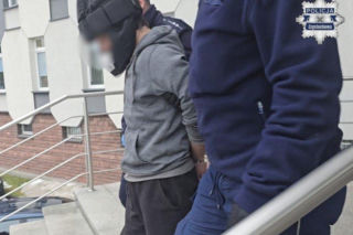 Poprosił babcię o śniadanie, a później okładał ją krzesłem. Rzucił się na nią bez powodu