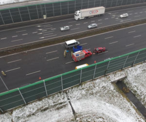 Śmiertelny wypadek na autostradzie. Renault uderzyło w bariery, potężne utrudnienia w ruchu