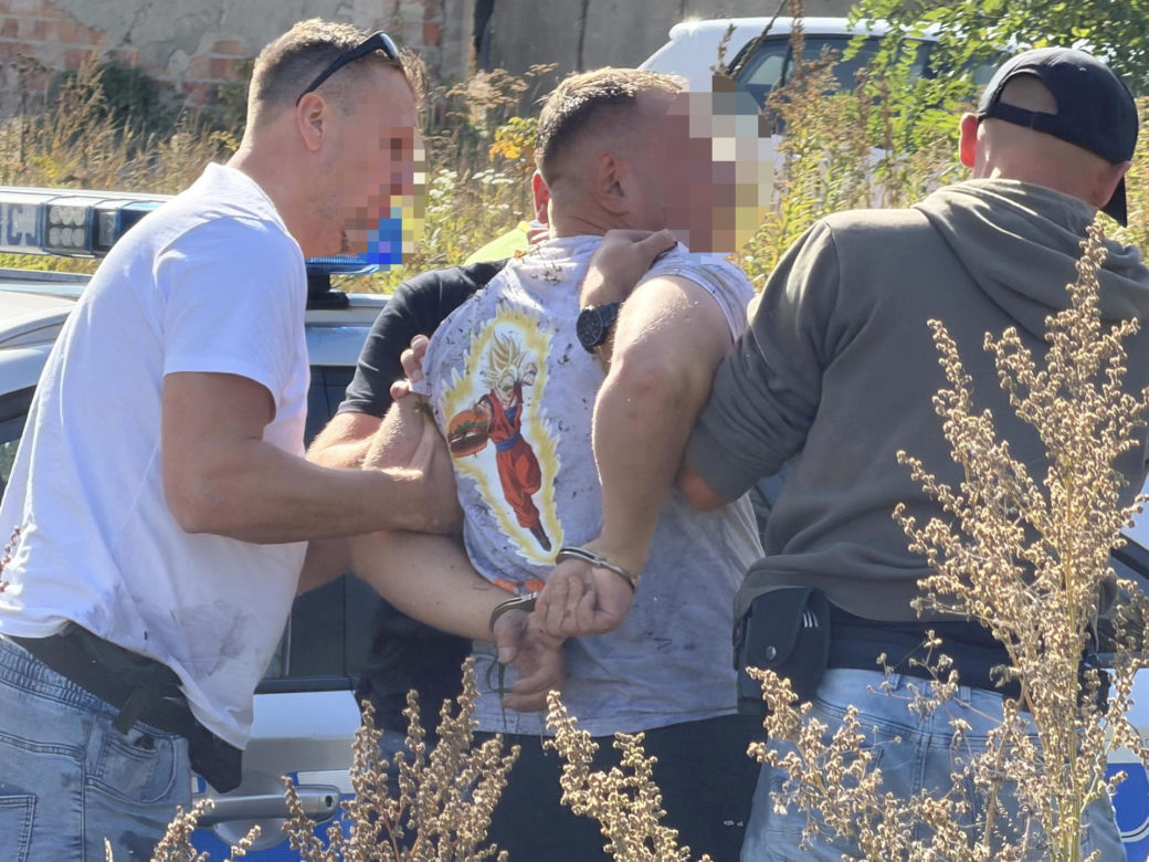 Poszukiwany i z zakazami po pościgu dał nura w trzciny. „W Polsce już nic nie można!”