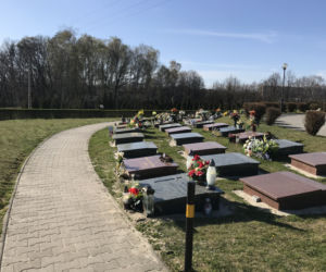 Ten cmentarz na Śląsku jest otwarty. Mieszkańcy odwiedzają groby bliskich
