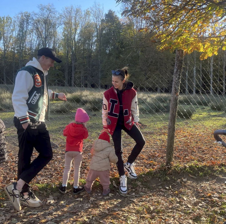 Robert Lewandowski na spacerze z rodziną