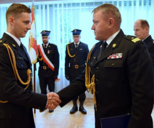 Młodzi strażacy otrzymali nominacje oficerskie. Zostaną skierowani do podkarpackich jednostek [FOTO]