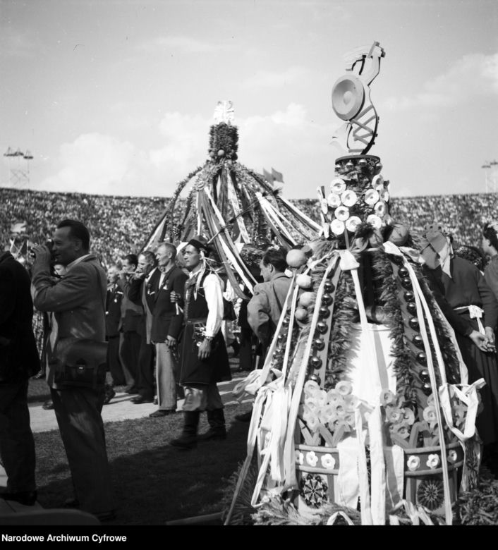 Stroje ludowe na Stadionie Dziesięciolecia w Warszawie 
