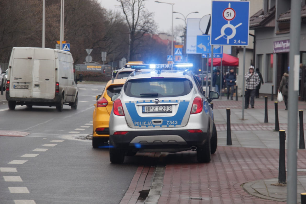 Wyszła z banku w Międzylesiu. Złodziej wyrwał jej torebkę z pieniędzmi 