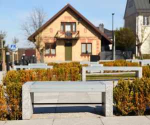 Centrum Choroszczy pięknieje! Pojawiły się eleganckie ławeczki 