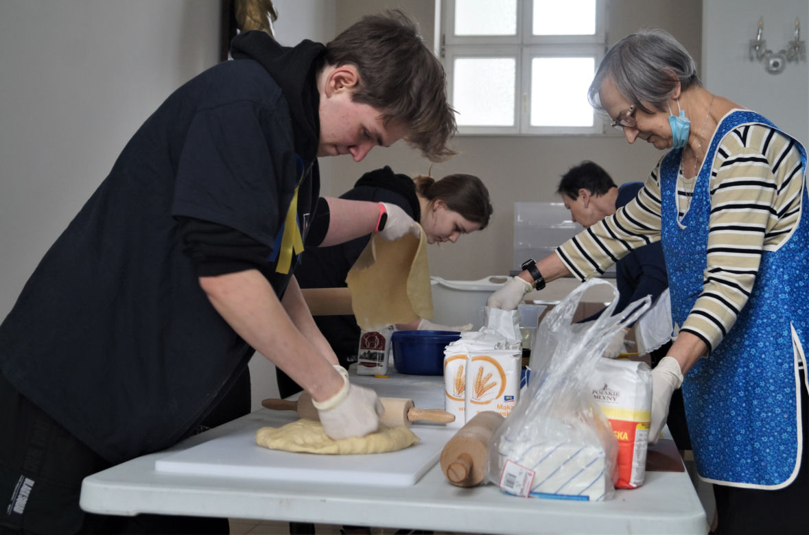 Lepią pierogi dla potrzebujących! Wyjątkowa akcja w bydgoskiej Bazylice