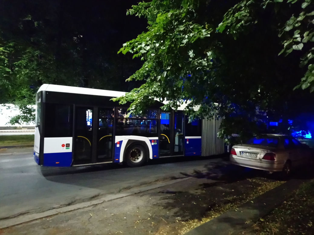 Kraków: Samochód stoczył się ze wzniesienia i... uderzył w autobus
