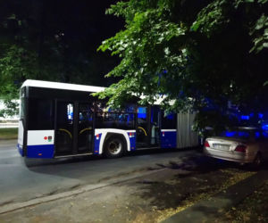 Kraków: Samochód stoczył się ze wzniesienia i... uderzył w autobus