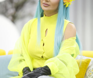 Cleo w niebieskich włosach