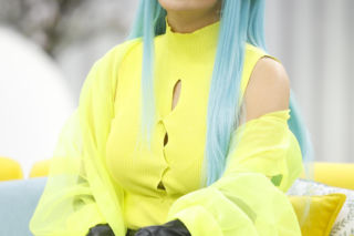 Cleo w niebieskich włosach