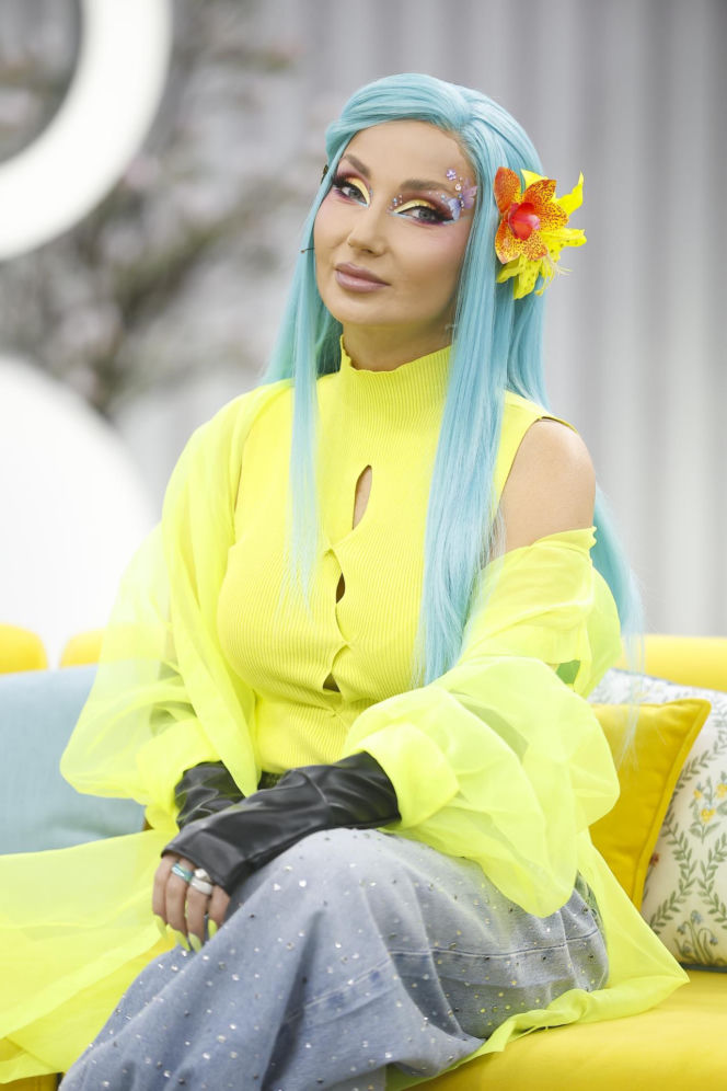 Cleo w niebieskich włosach