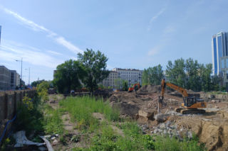 Porządkowanie terenu przy ul. Chmielnej 75 w Warszawie