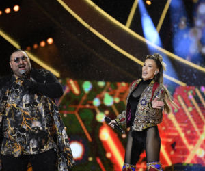 Sylwester z Dwójką. Doda przebierała się dwa razy. Zapięta pod szyję wyglądała obłędnie!