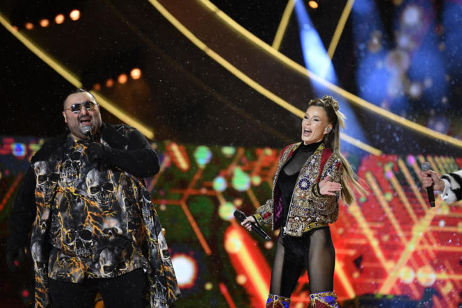 Sylwester z Dwójką. Doda przebierała się dwa razy. Zapięta pod szyję wyglądała obłędnie!