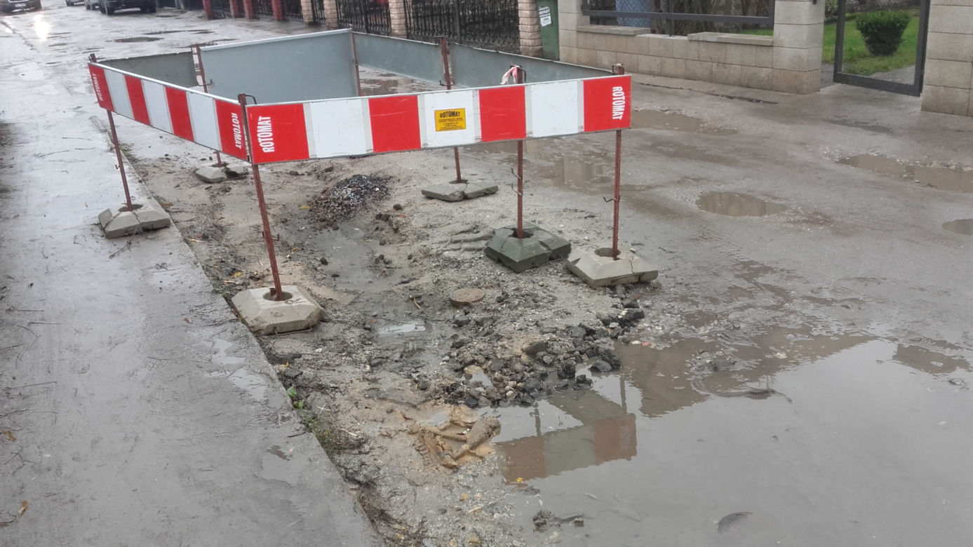 Kiedy spadnie deszcz, mieszkańcy ulicy toną w błocie