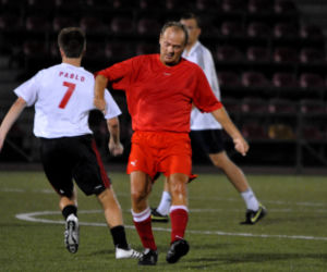 Donald Tusk gra w piłkę