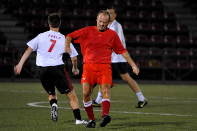 Donald Tusk gra w piłkę