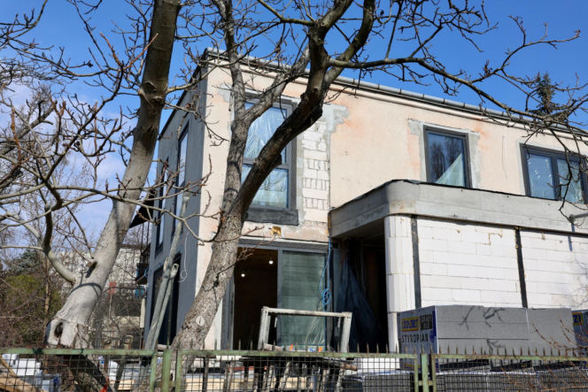 Niekończący się remont sąsiadów Kaczyńskiego