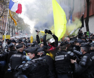 Francja płonie! Wielki atak na policję, dziesiątki rannych