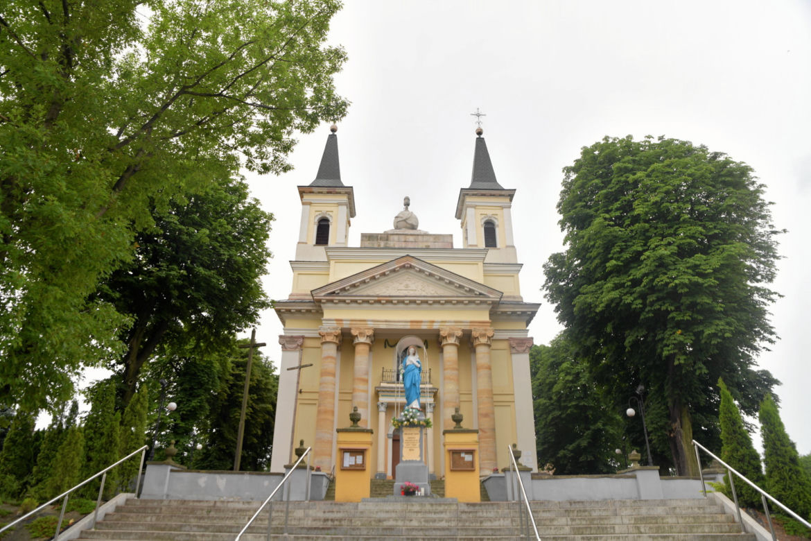 Szokująca decyzja proboszcza. Wyciął 150-letnie kasztanowce. Mieszkańcy pytają, czy to żart?