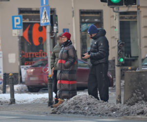 Tomasz Karolak  i Viola Kołakowska na spacerze