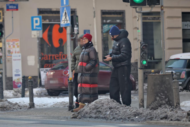 Tomasz Karolak  i Viola Kołakowska na spacerze