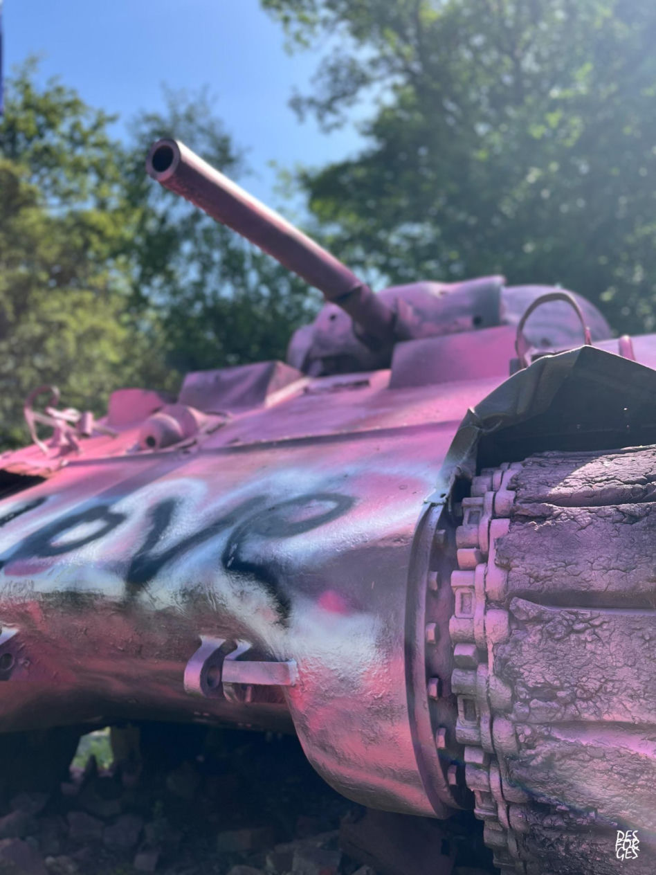 Czołg Sherman "Valois" zdewastowany. Historyczny symbol walki o wolność Francji pomalowano na różowo