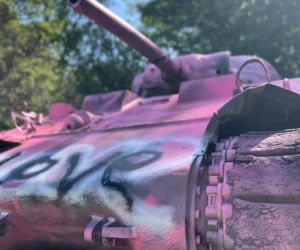 Czołg Sherman Valois zdewastowany. Historyczny symbol walki o wolność Francji pomalowano na różowo