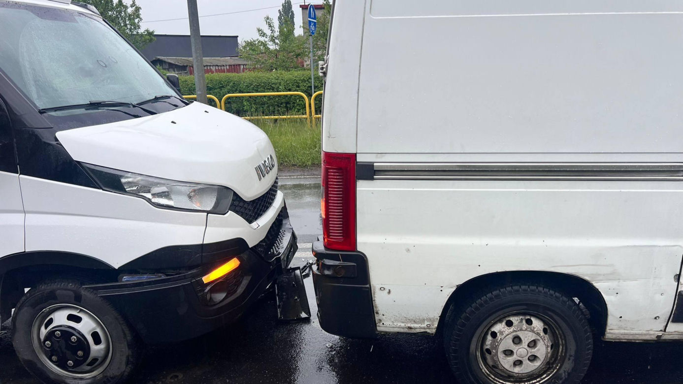 Zderzenie trzech pojazdów w Sarnowej koło Rawicza. Jedna osoba poszkodowana