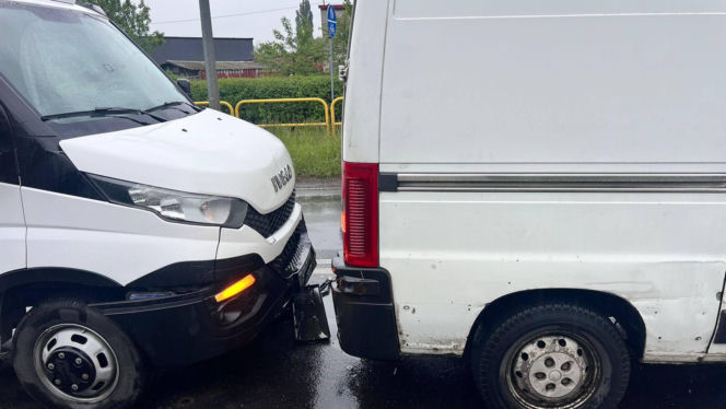 Zderzenie trzech pojazdów w Sarnowej koło Rawicza. Jedna osoba poszkodowana
