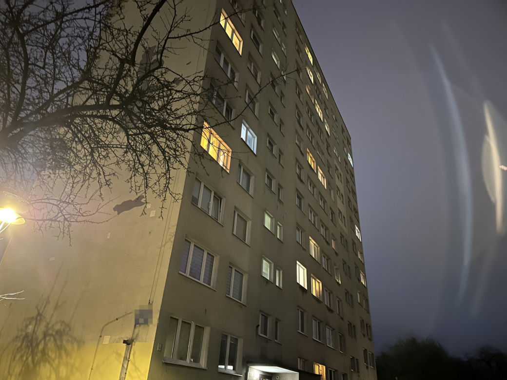 Dramat w Ursusie. Pod blokiem leżały kobiece zwłoki. Co się stało?!
